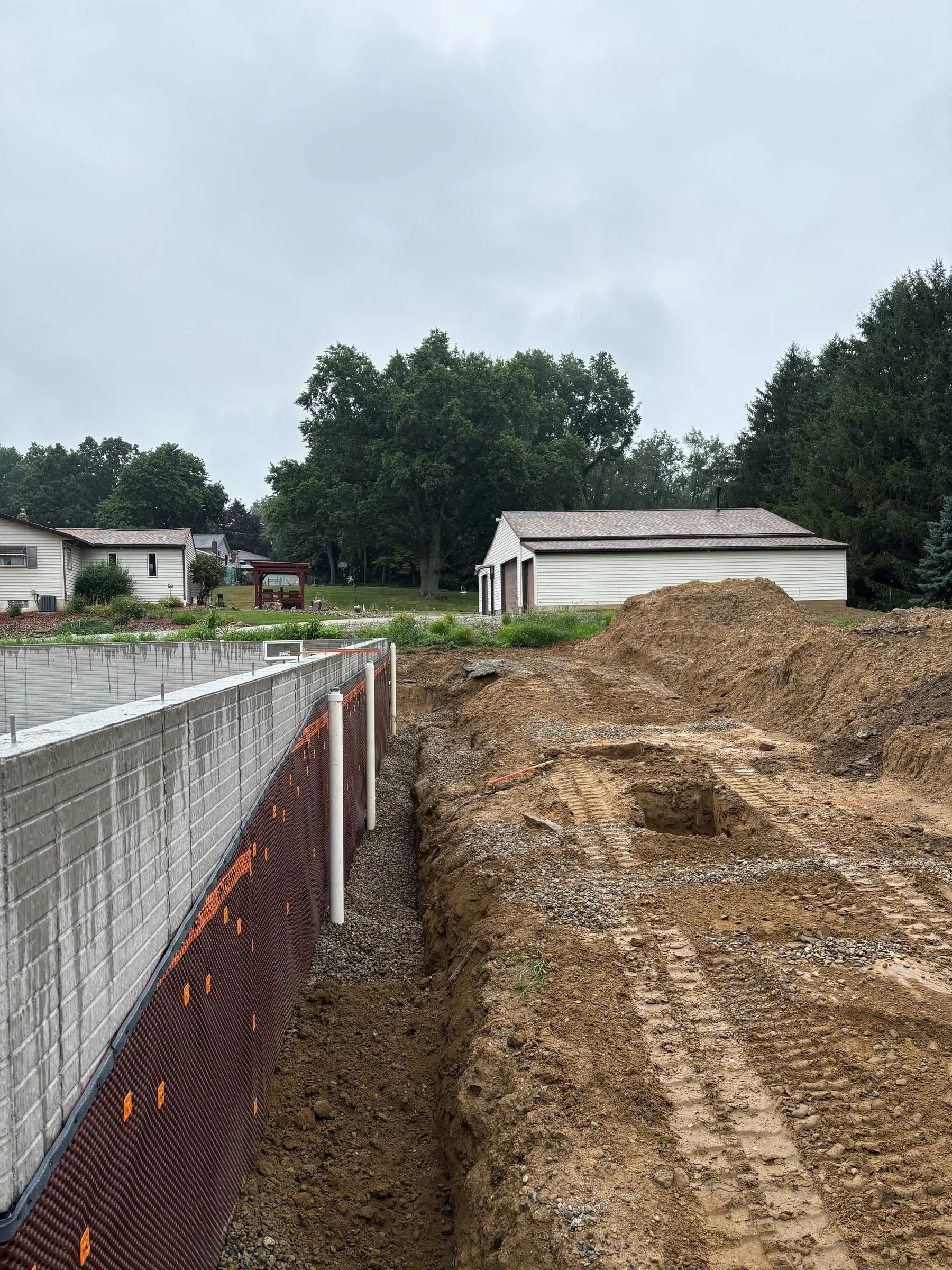 Foundation walls with exterior drainage board
